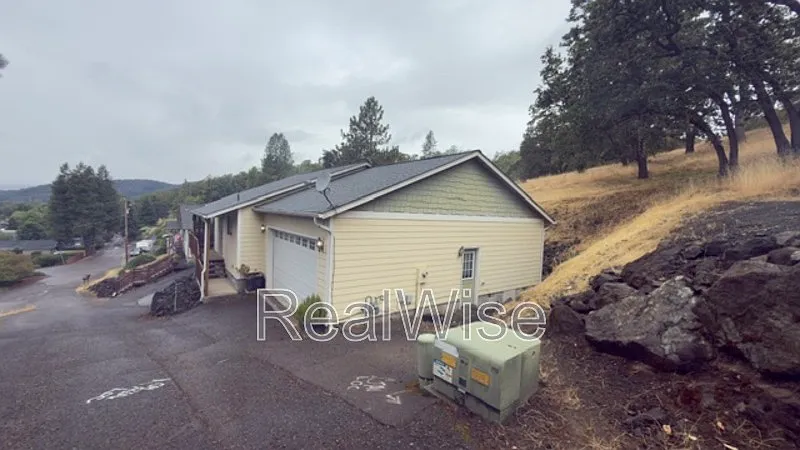 3 bed, 2.0 bath, 1189 sqft, $2,100 — Photo 3