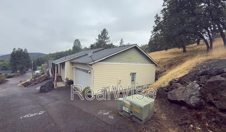 1384 NE Ridge Ave — Photo 3