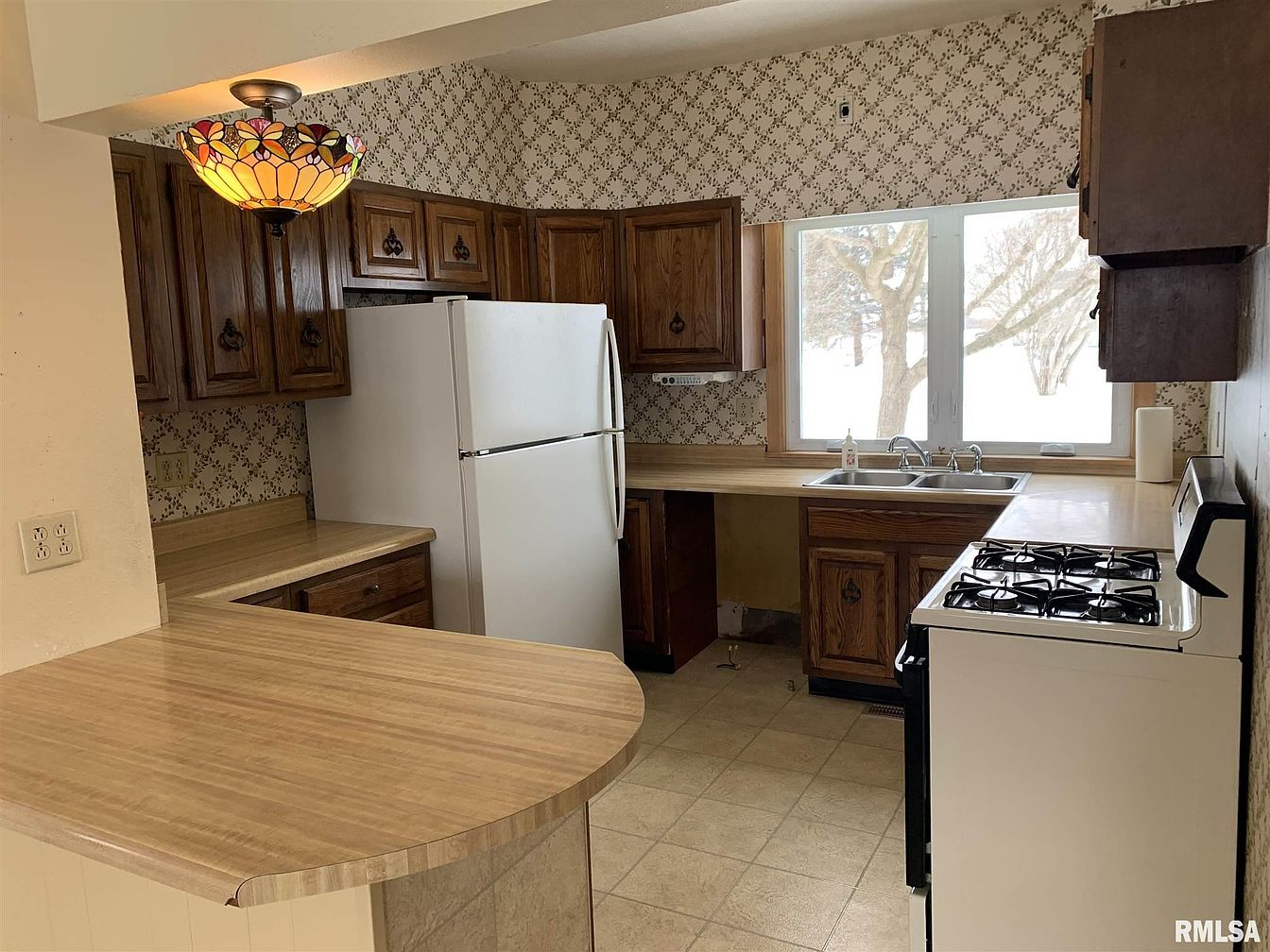 Under 150K Sunday c. 1890 Charming Farmhouse in Williamsfield IL