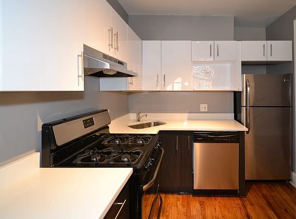 4th image of 629 W Cornelia Ave APT 1S