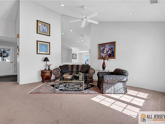 3rd image of 72 Winthrop Rd