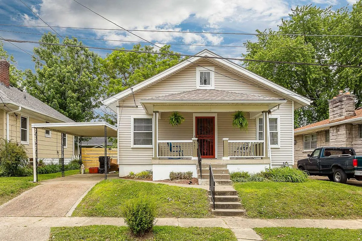 3 bed, 924 sqft, $1,698 — Photo 1