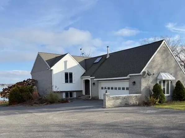 17 Dumont Rd, Champlain, NY 12919