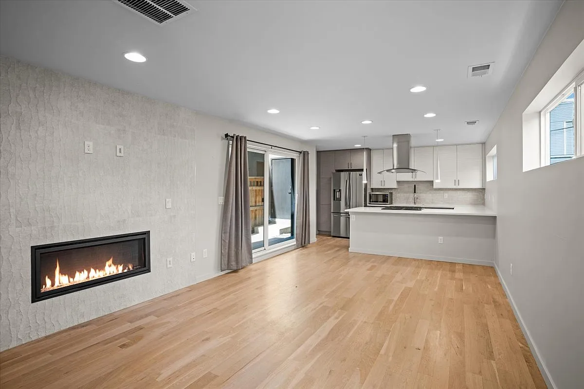 3 bed, 1946 sqft, $3,250 — Photo 2