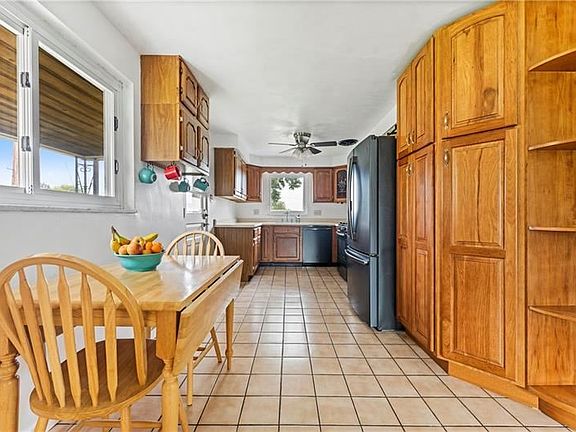 3rd image of 160 Grienbrier Dr