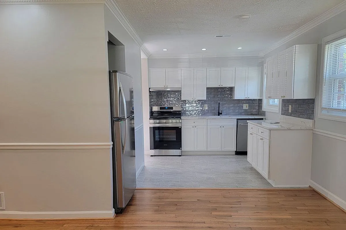 3 bed, 1.0 bath, 910 sqft, $2,600 — Photo 2