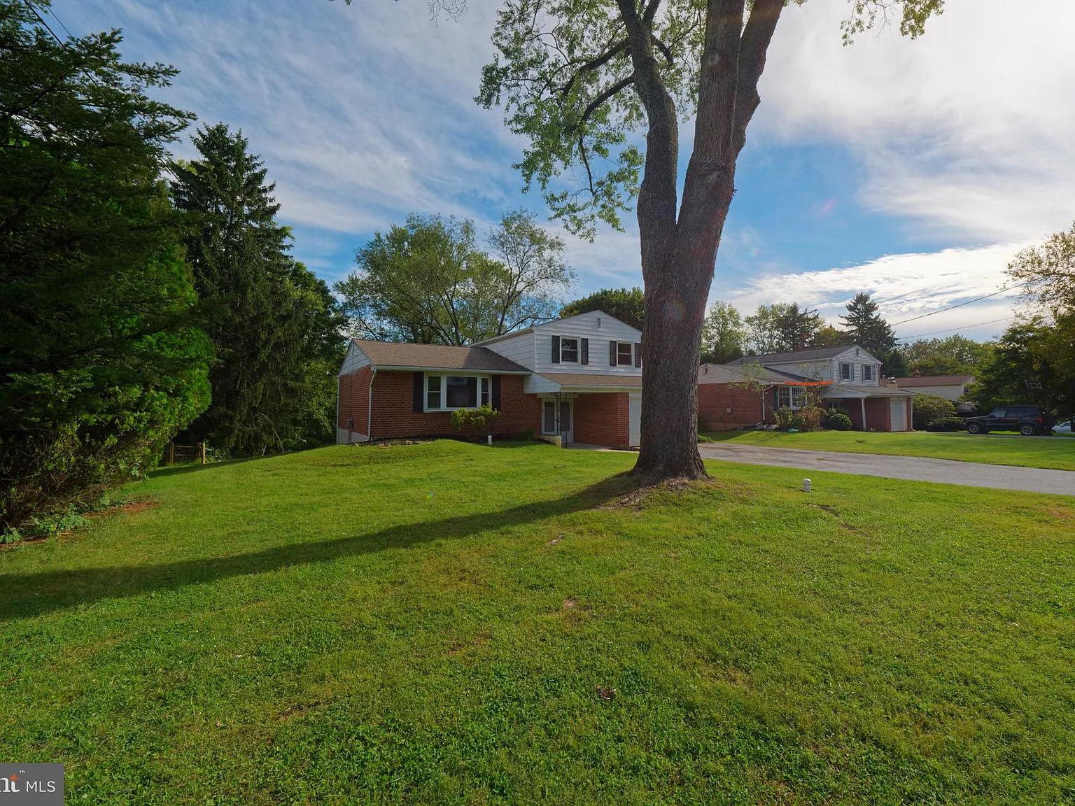 3 bed, 3.0 bath, 1421 sqft, $3,600 — Photo 2