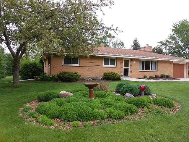 W150N6936 Country Ln photo 1