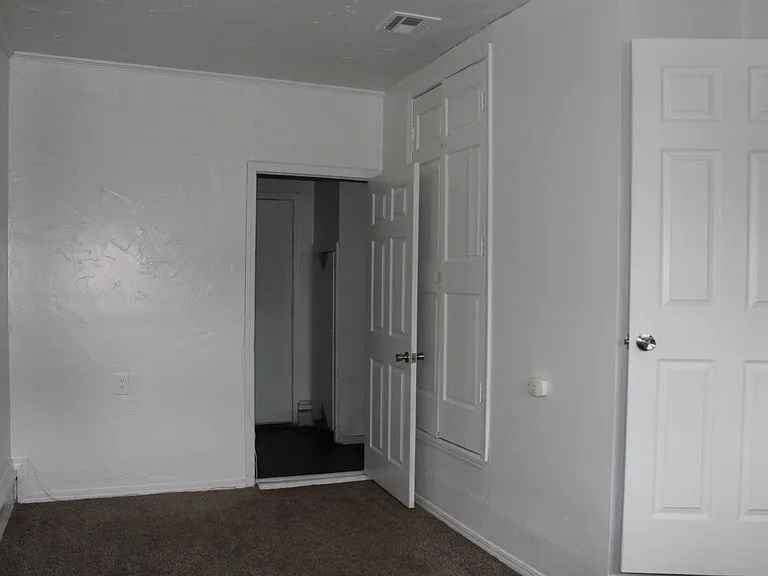 3800 Woodside Dr — Photo 3