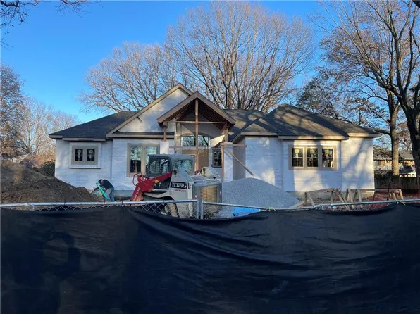 9329 Catalina St, Prairie Village, KS 66207