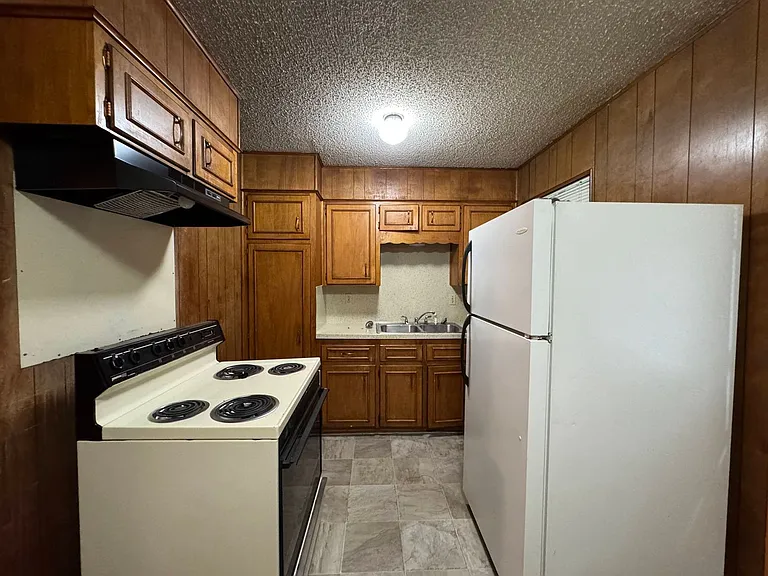 806 Safady St — Photo 7