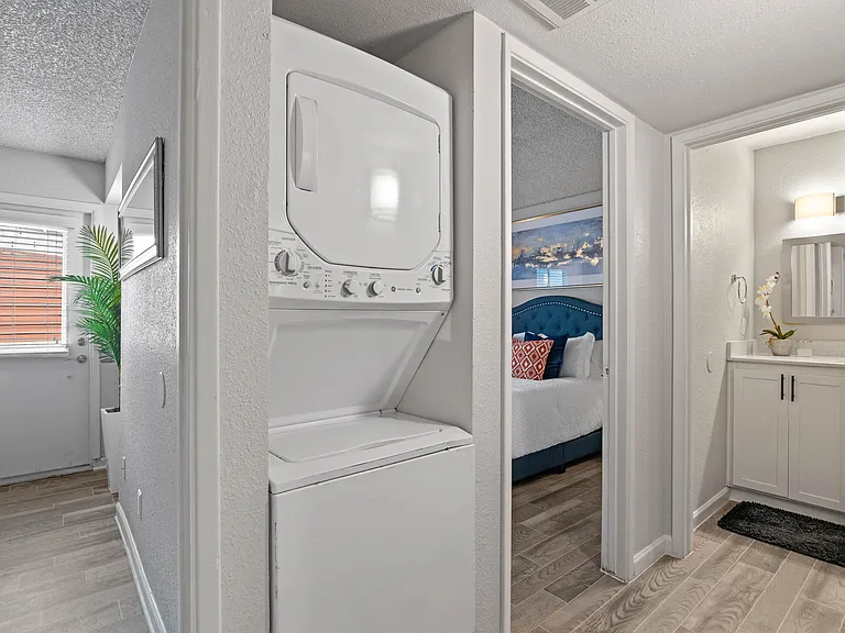 Delano Apartments — Photo 7