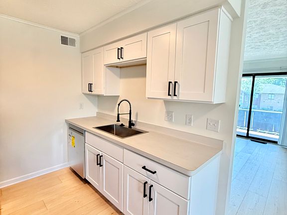 4th image of 1820 Hudson Ave Unit 10