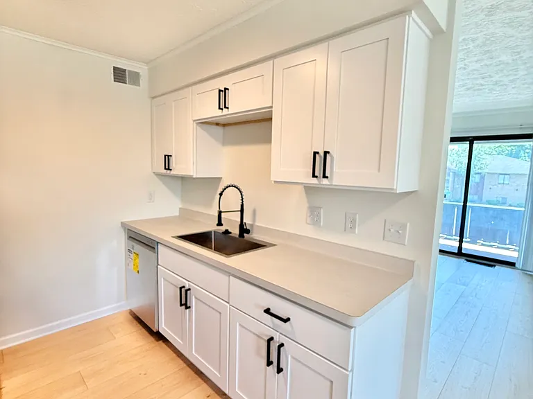 1820 Hudson Ave #10 — Photo 4