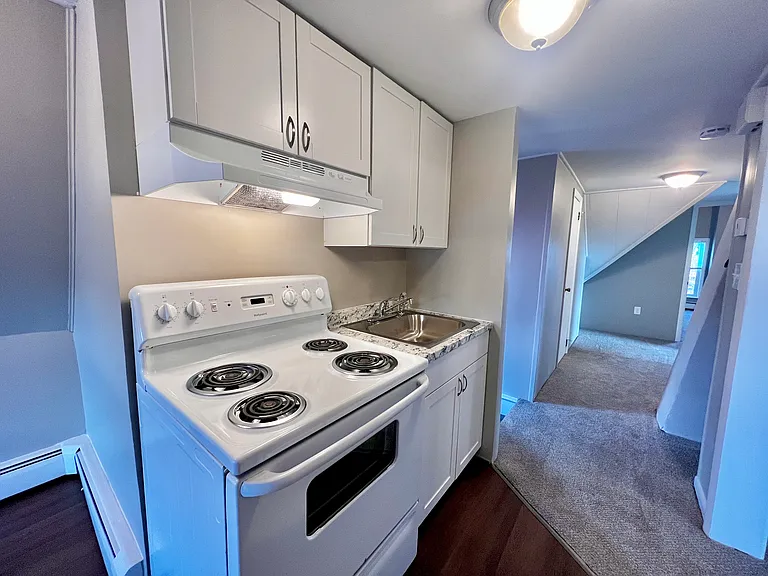 Kitchen area with Eat-In