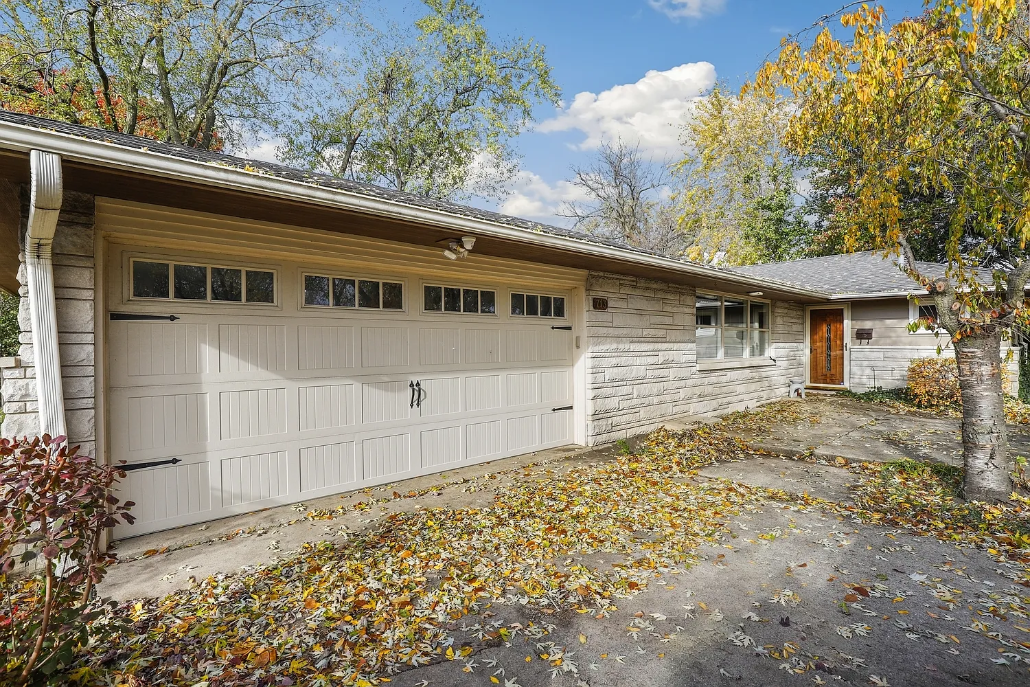 713 Lois Pl photo 1
