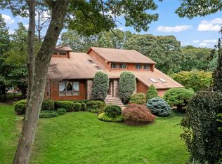 19 Blacksmith Ln, East Northport, NY