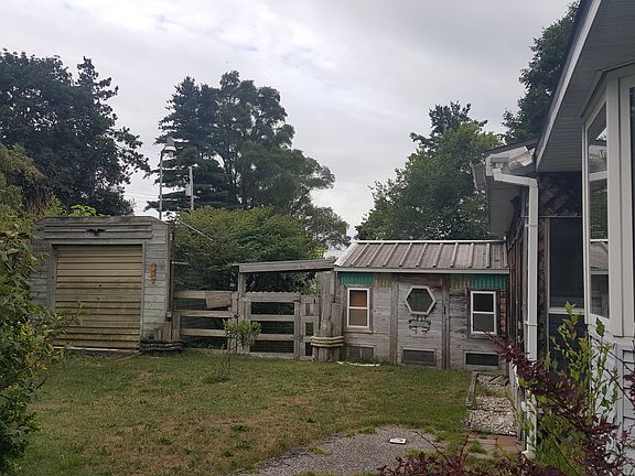 Chicken coop w/ fenced area.