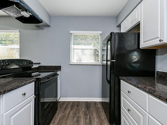5th image of 28 E Hammon Dr
