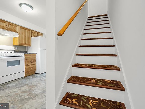 4th image of 806 W Main St APT 4