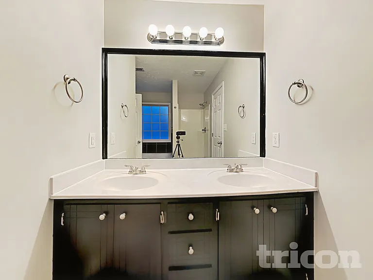 1612 Broad Cir — Photo 8