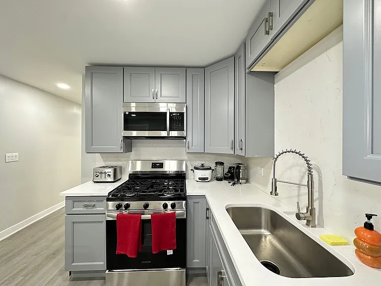 1937 W Grand Ave #L05M — Photo 5