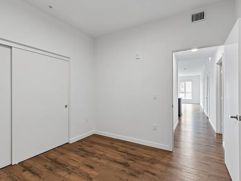 Maxwell Apartments — Photo 43