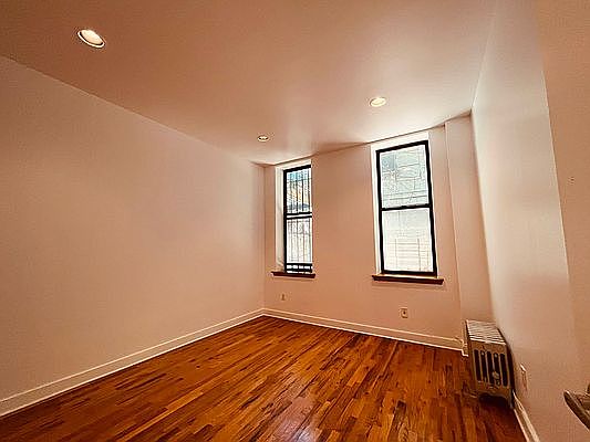 3rd image of 484 Halsey St