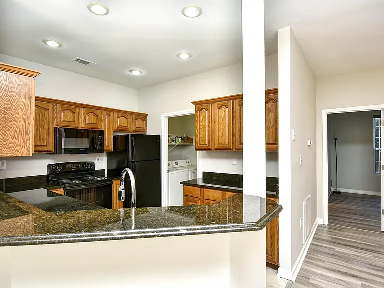 502 Pipers Ln — Photo 8