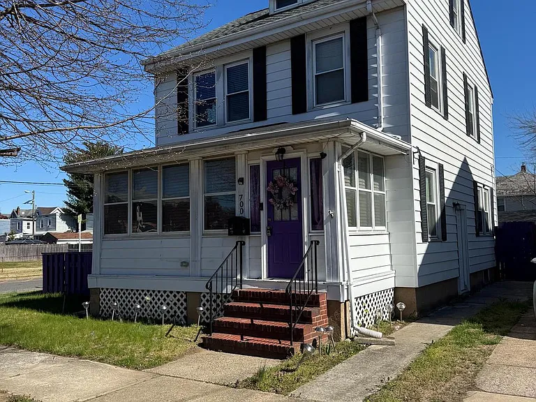 700 Schiller Ave — Photo 1