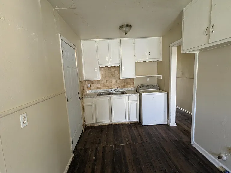 2709 E 10th St — Photo 10