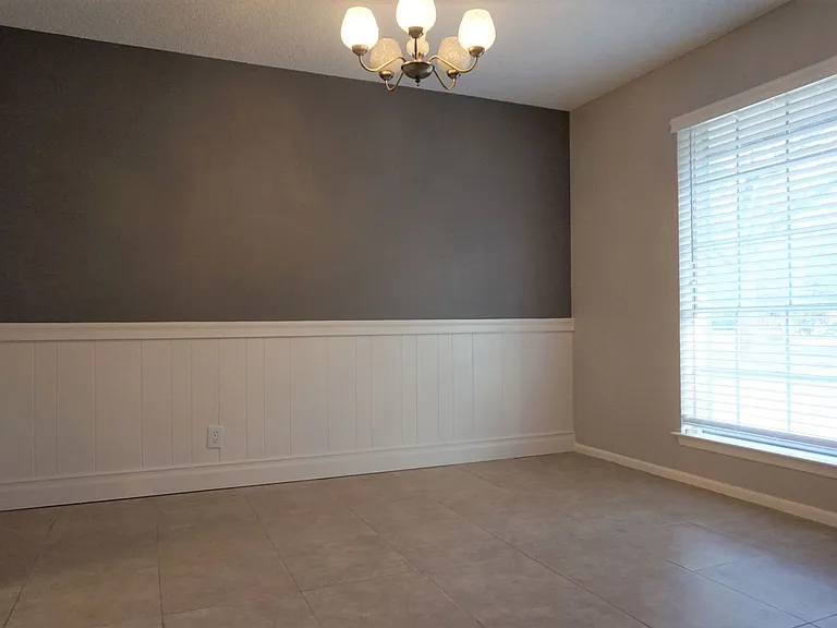 313 Sagecrest Dr — Photo 8