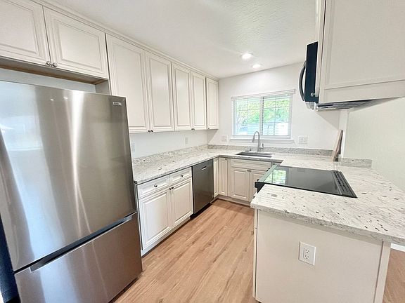 3rd image of 580 Sandburg Dr