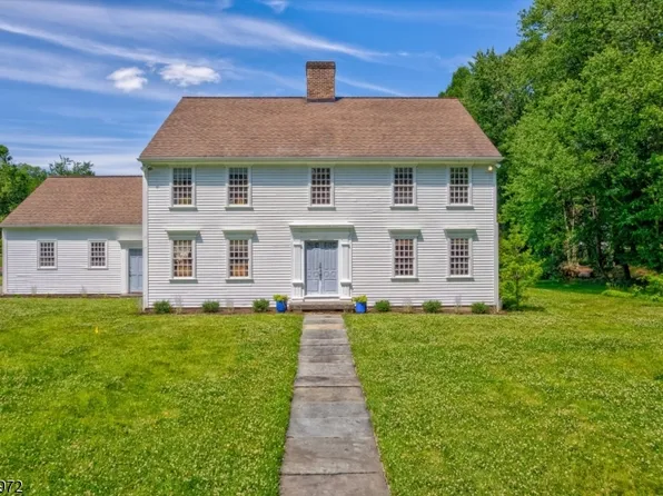 1 Canoe Ln, Roseland Boro, NJ 07068