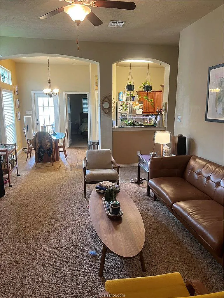 3 bed, 1179 sqft, $2,000 — Photo 2