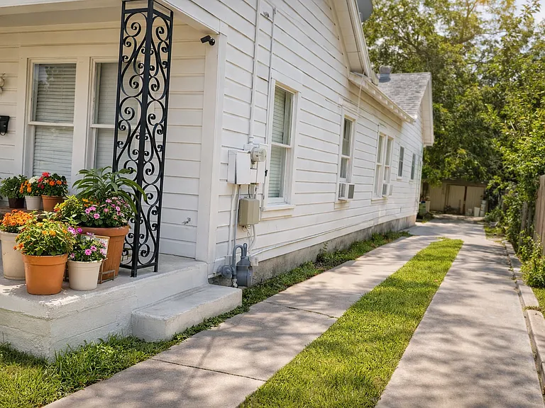 1542 W Craig Pl — Photo 2