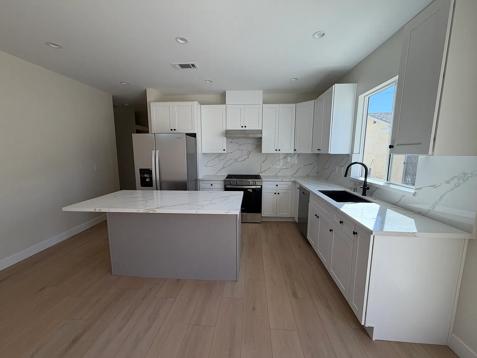 3 bed, 1182 sqft, $3,700 — Photo 3