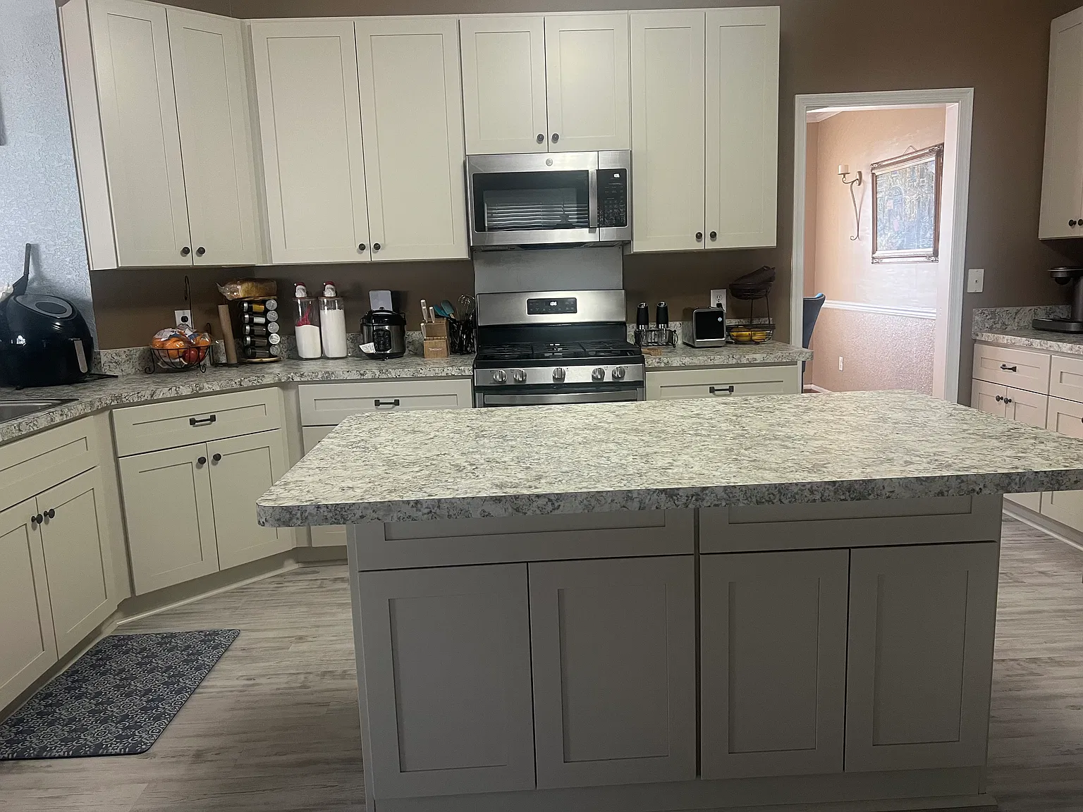 6 bed, 3184 sqft, $3,300 — Photo 2