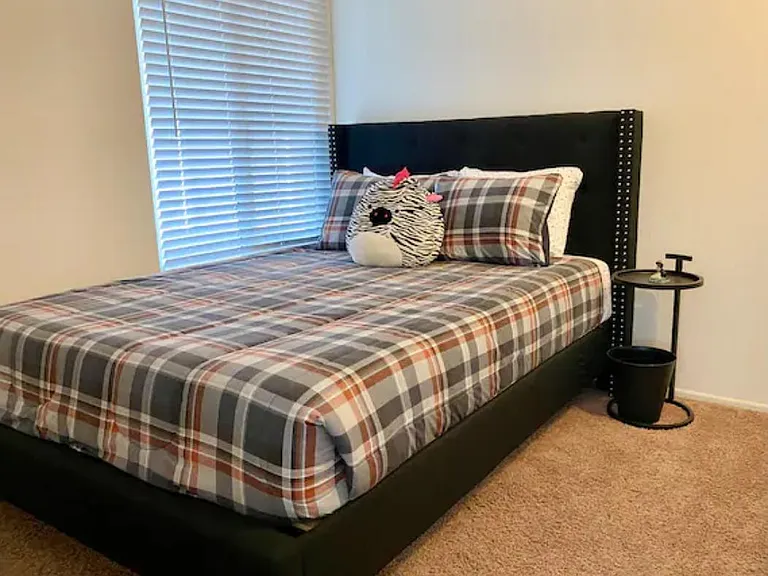 Bedroom #2, Queen size bed