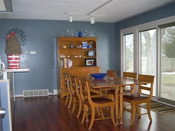 Large dining area w/ new wood floors