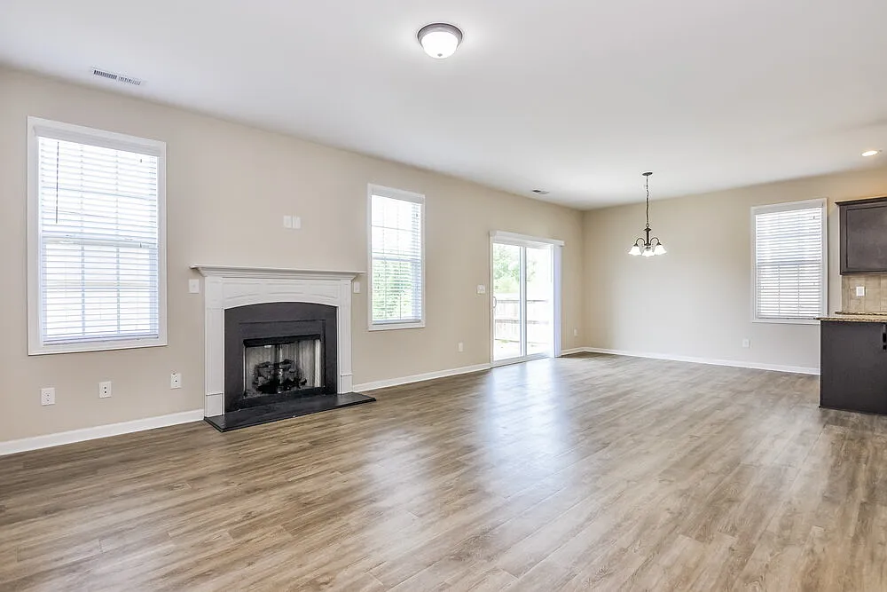 4 bed, 2.5 bath, 1911 sqft, $2,110 — Photo 4