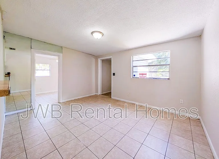 2908 W 10th St — Photo 3