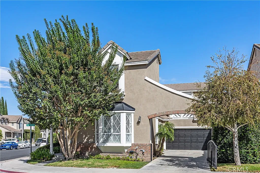 3 bed, 2.5 bath, 1900 sqft, $5,200 — Photo 2