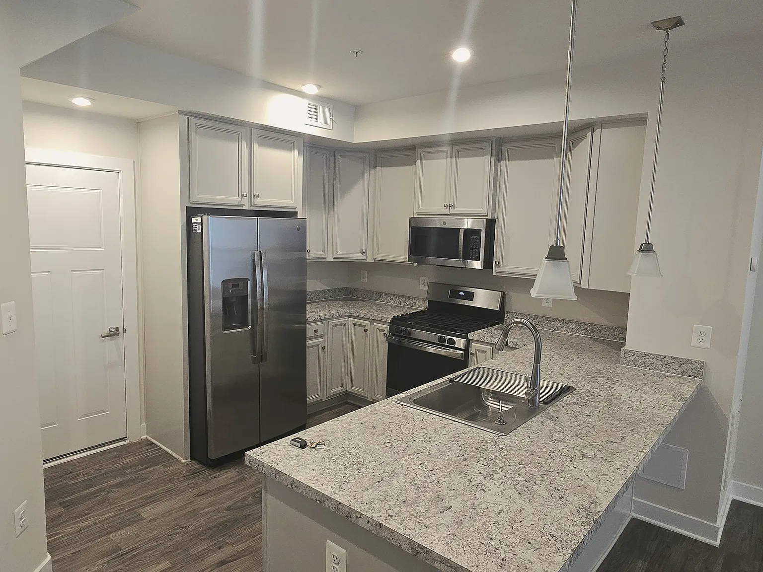3 bed, 2.5 bath, 1760 sqft, $2,600 — Photo 3