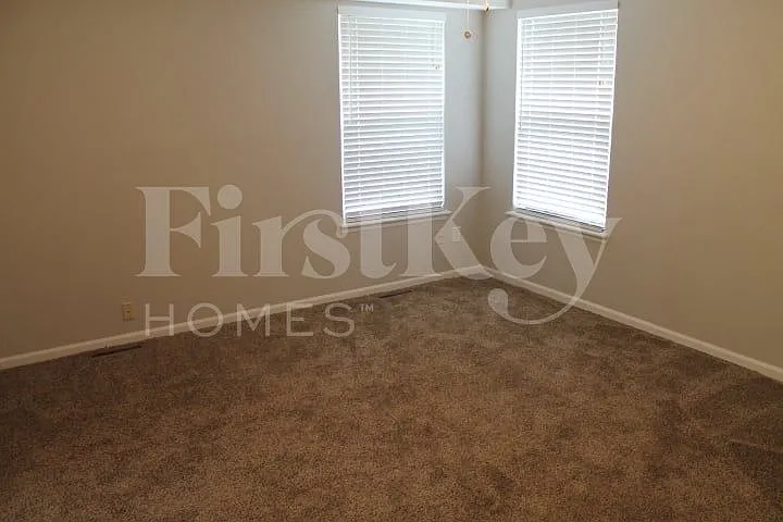 619 N Crest Dr — Photo 9