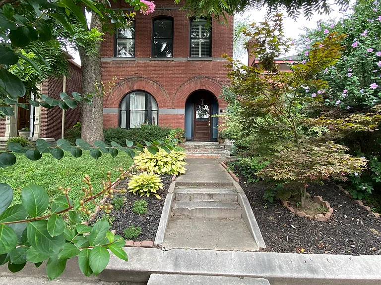 1140 S Floyd St — Photo 2