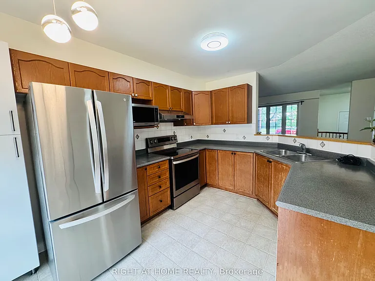 1069 Marconi Ave — Photo 10