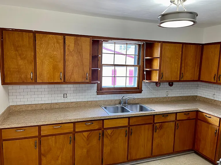 109 E Locust St — Photo 6