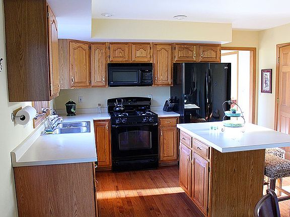 2nd image of 16 White Oak Ct