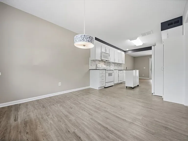 3261 White Oak Ct #J-3 — Photo 5